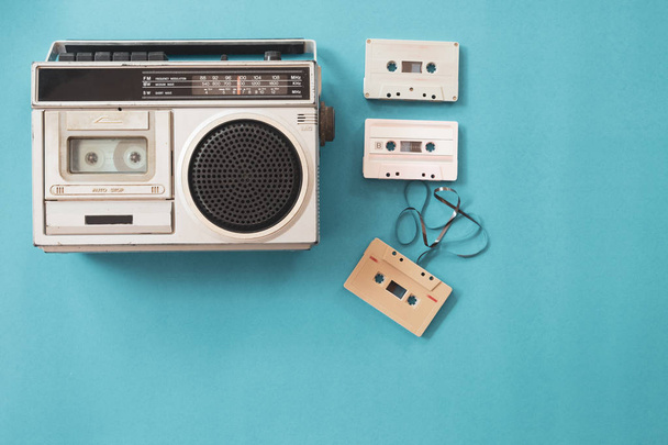vintage radio ja kasettisoitin sinisellä pohjalla, tasainen lay, ylhäältä. retroteknologia
 - Valokuva, kuva