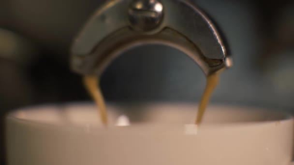 Zár kávé gyártás és ömlött a cafeteria professzionális kávéfőző - Felvétel, videó