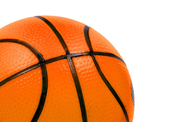 Nahaufnahme Basketballspielzeug auf weißem Hintergrund - Foto, Bild