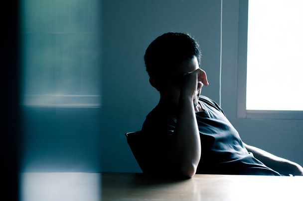 Aziatische mannen hebben hoofdpijn stress op de onderhandelingstafel in de vergaderruimte - Foto, afbeelding