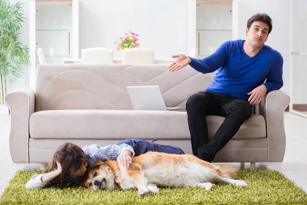 Mann hat Allergie gegen Hundefell - Foto, Bild