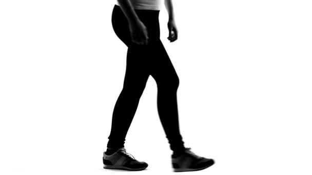 Спортивная женщина, страдающая от боли в колене, спортивной травмы во время тренировки, растяжения суставов
 - Кадры, видео