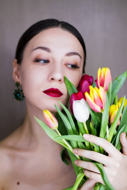 Beautiful young women portrait with tulips - Fotoğraf, Görsel