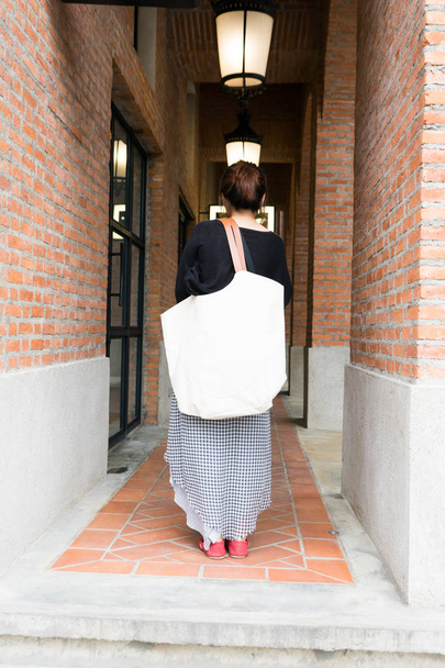 Mladé ženy s plátěnou tašku na nákupy - Fotografie, Obrázek