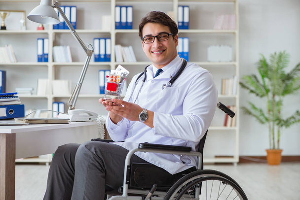 Medico disabile su sedia a rotelle che lavora in ospedale - Foto, immagini