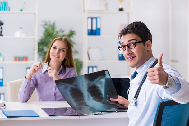 Arzt untersucht Röntgenbilder des Patienten - Foto, Bild