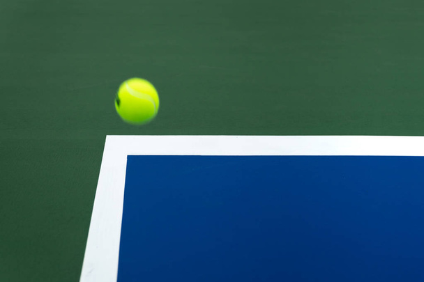 Tennis bal op de rechtbank in de competitie  - Foto, afbeelding