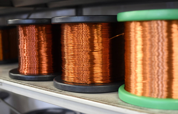Fila de bobinas de alambre de cobre en vista de cerca
 - Foto, Imagen