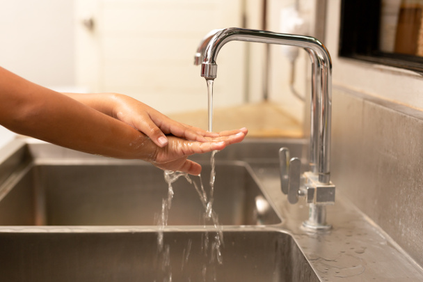 Child washing hands with liquid soap under the tap water - Valokuva, kuva
