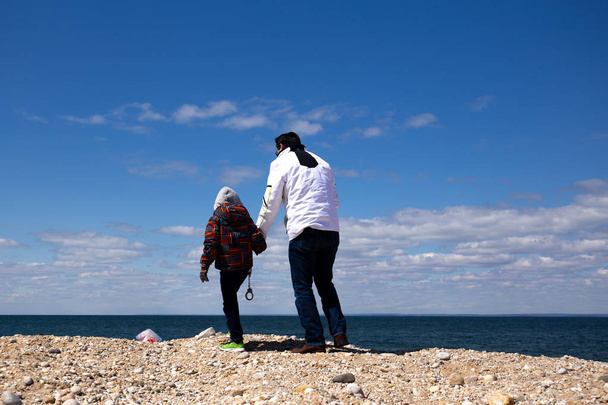 Perhe arvo isä ja poika leikkii rannalla
  - Valokuva, kuva