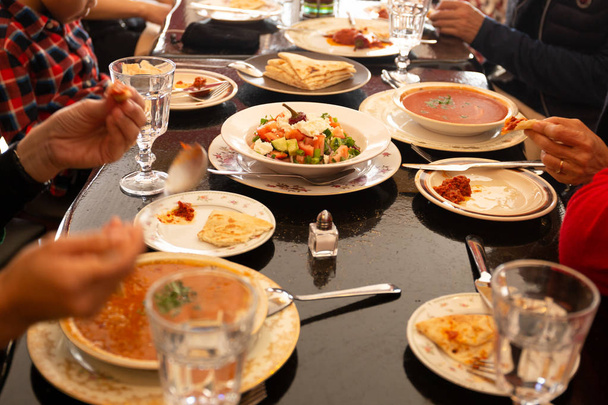 Вибрані фокус грецький салат на стіл  - Фото, зображення