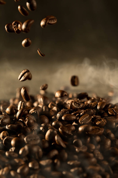 κόκκοι καφέ ωραία μυρωδιά πόσιμο το πρωί για να ξυπνήσει - Φωτογραφία, εικόνα