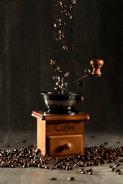 コーヒー工場のグラインダーとコーヒー豆 - 写真・画像