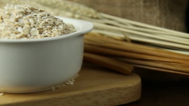 Copos de avena de cereales saludables para el desayuno en un tazón en imágenes de mesa de madera
. - Metraje, vídeo