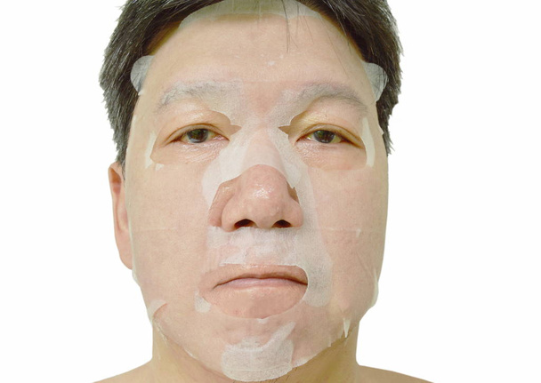 Zuid-Oost-Aziatische Middeleeuwen man met gezicht masker zeem - Foto, afbeelding