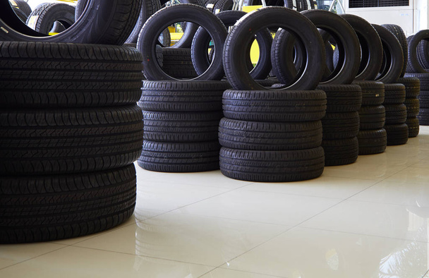 neumáticos de coche en el servicio de reparación de coches, tienda
 - Foto, imagen