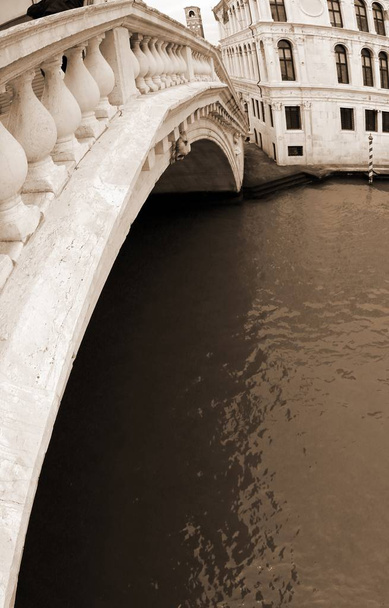Γέφυρα Ριάλτο στη Βενετία Ιταλία με σέπια τονισμένα επίδραση - Φωτογραφία, εικόνα