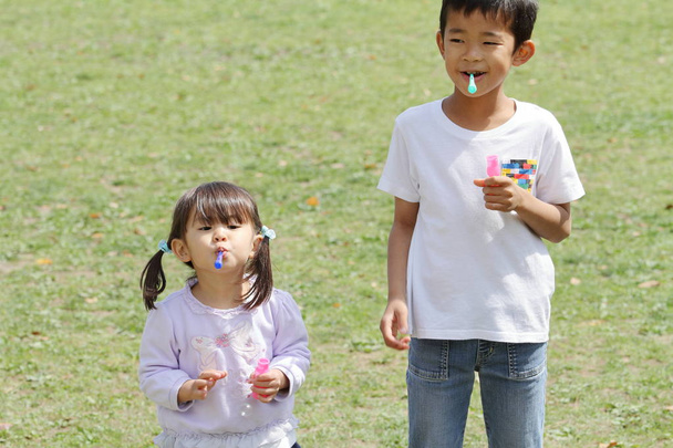 Japán fivér és nővér játszani a buborék (8 éves fiú és 3 év régi lány) - Fotó, kép