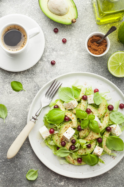Салат авокадо с оливковым маслом, сыром фета, лаймом, клюквой, ба
 - Фото, изображение