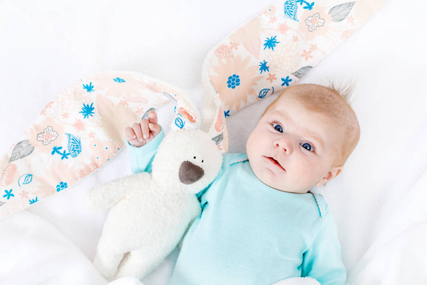 Чарівна мила новонароджена дівчинка з іграшкою великоднього кролика
 - Фото, зображення
