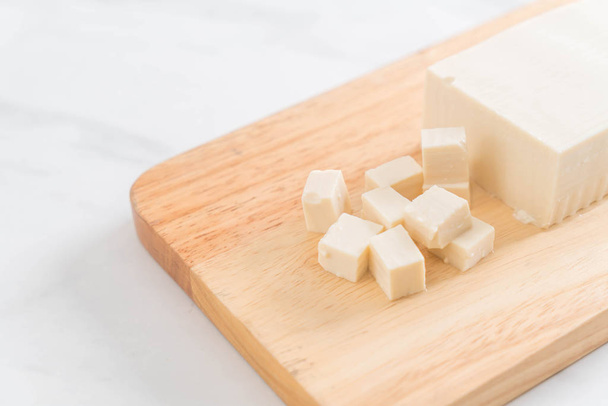 tofu on wooden board - Foto, imagen