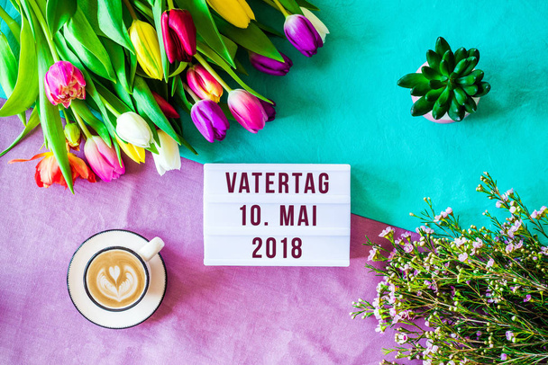 Festa del papà scritto in tedesco in lightbox con fiori primaverili f
 - Foto, immagini