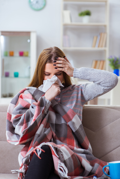 Chora kobieta cierpiąca na grypę w domu - Zdjęcie, obraz