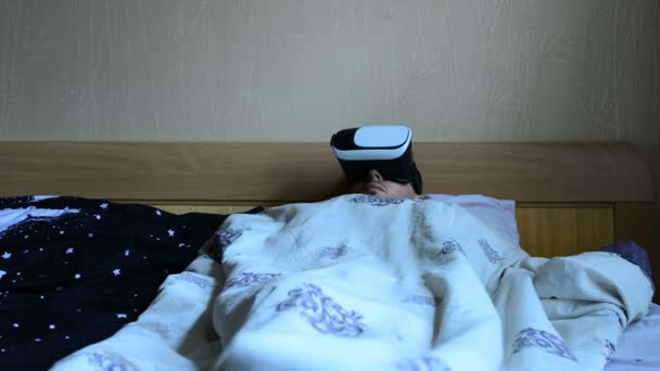 чоловік прокидається вранці в окулярах VR
 - Кадри, відео