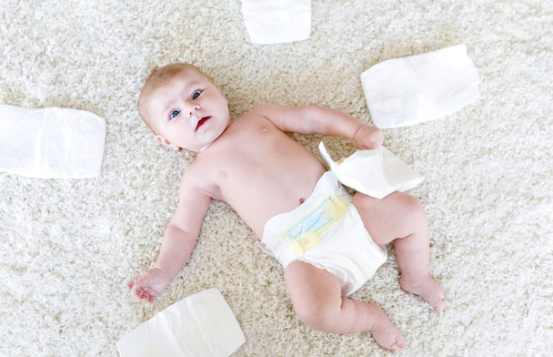 bébé nouveau-né avec des couches. Peau sèche et pépinière - Photo, image