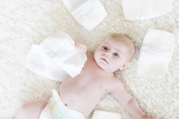 Bebek bezli yeni doğmuş bir kız bebek. Kuru cilt ve kreş - Fotoğraf, Görsel