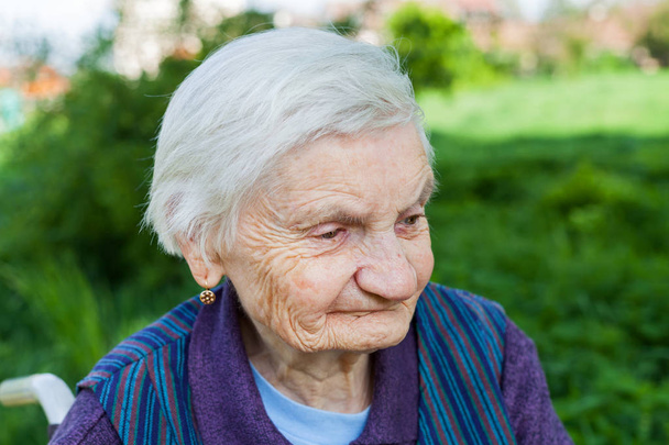Elderly woman suffering from dementia - Фото, зображення
