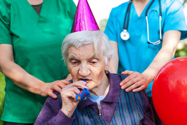 Mujer mayor celebrando cumpleaños
 - Foto, Imagen
