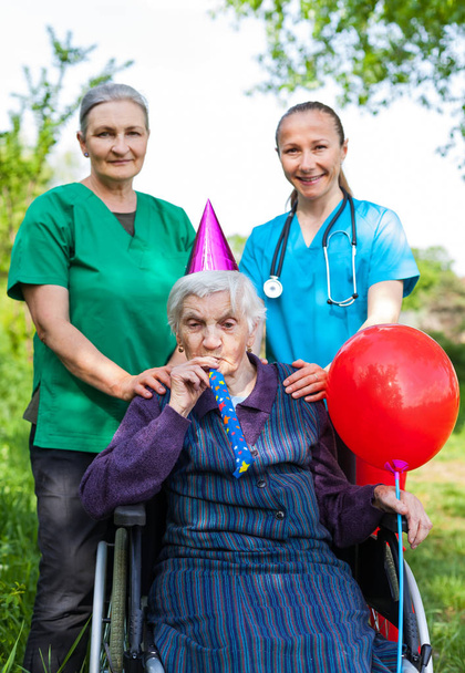 Donna anziana che festeggia il compleanno
 - Foto, immagini