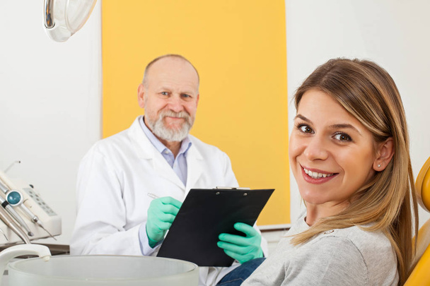 Smiling patient at the dentist office - Fotografie, Obrázek