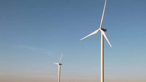 Energie windturbines op avondrood achtergrond, energie generator natuur vriendelijke. - Video