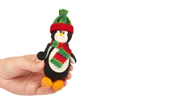 Pingwin Cristmas ozdoba w ręku na białym tle. Nowy rok obiekt. kopiować miejsca, szablon - Zdjęcie, obraz