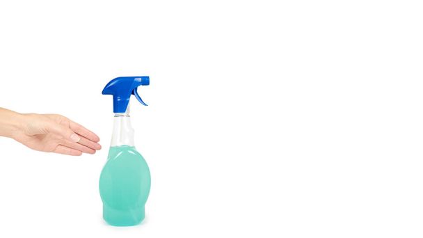Tisztító spray palackot a kezében elszigetelt fehér background. Házimunka és egészségügyi koncepció. másolja a hely, sablon - Fotó, kép