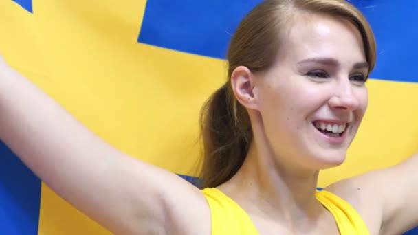 Švédský mladá žena slaví drží vlajky Švédska v pomalém pohybu - Záběry, video
