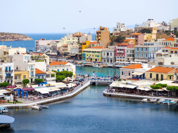 Agios Nikolaos, ilha de Creta, Grécia o lago Voulismeni, uma cidade pitoresca na parte oriental da ilha de Creta com edifícios coloridos, Lasithi
 - Foto, Imagem