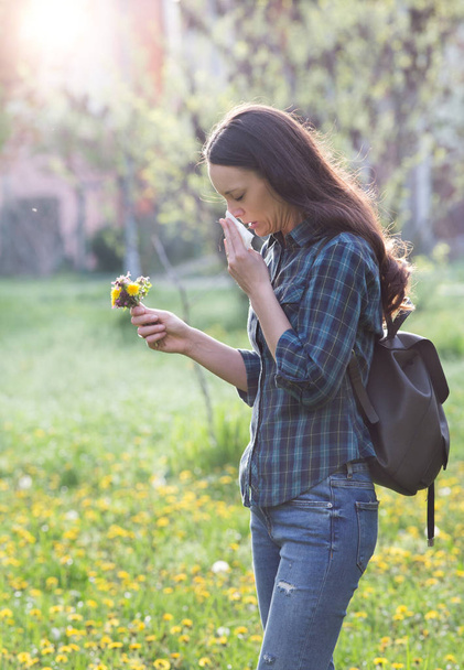 Žena kýchání kvůli jarní pylové alergie - Fotografie, Obrázek