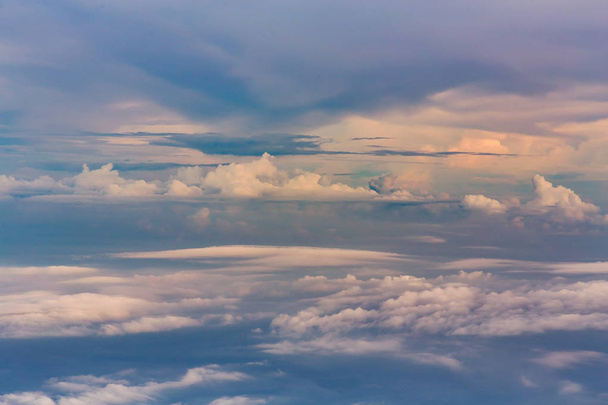 Sininen taivas ja pehmeä valkoinen pilvi, luonnonmaisema tausta
 - Valokuva, kuva