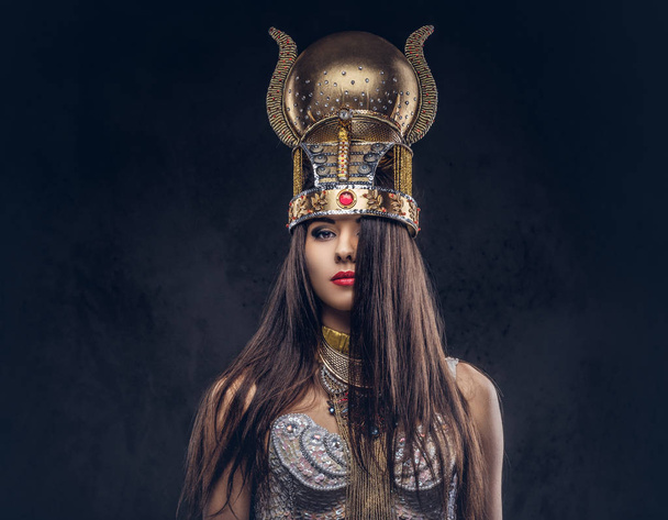 Ritratto di altezzosa regina egizia in un antico costume da faraone. Isolato su uno sfondo scuro
. - Foto, immagini