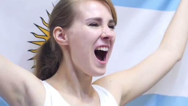 Argentinský mladá žena slaví drží vlajku Argentiny v pomalém pohybu - Záběry, video