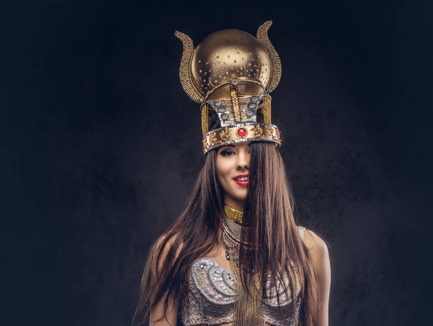 Portrait de la reine égyptienne hautaine en costume de pharaon antique. Isolé sur un fond sombre
. - Photo, image