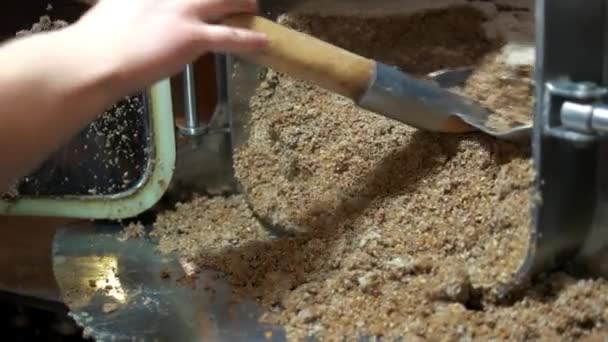 Brouwerij afval shoveling close-up. - Video