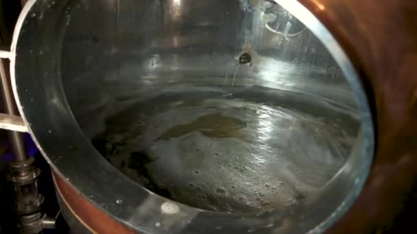 Vířící zpěněná voda v nádrži pivovaru. - Záběry, video