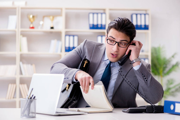 Επιχειρηματίας υπάλληλος μιλάει στο τηλέφωνο του γραφείου - Φωτογραφία, εικόνα