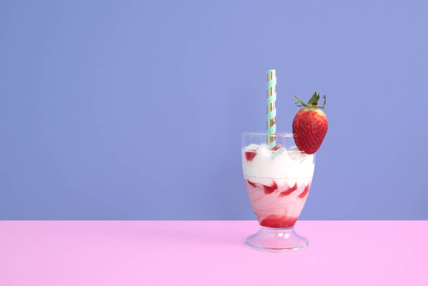 Milkshake with straw and strawberry. - Fotoğraf, Görsel