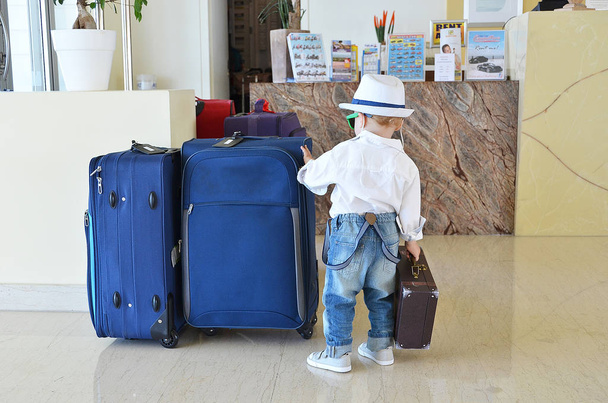 pieni poika matkustava hotellin aulassa
 - Valokuva, kuva