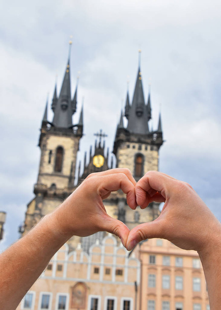 Ember kezében mutatják szív városképet Prague - Fotó, kép